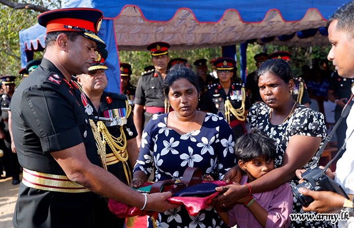 අභාවප්‍රාප්ත කොමිෂන් නොලත් නිලධාරී වෙත යුද්ධ හමුදාවේ ගෞරවාචාරය