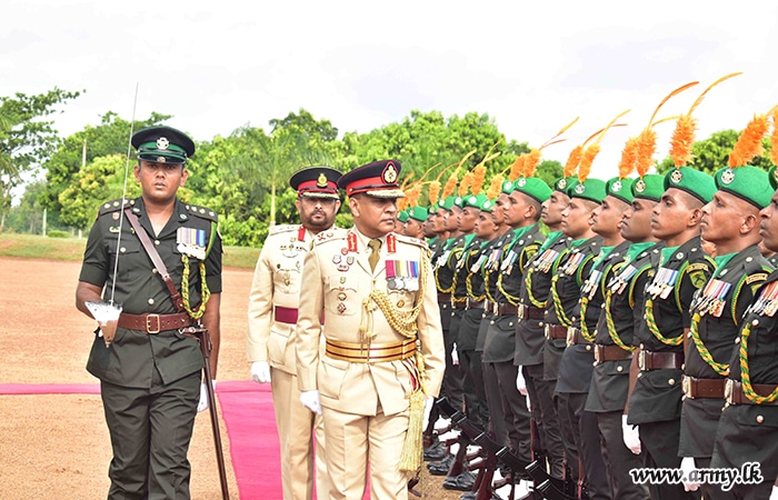 ධූරයෙන් නික්ම යන 1 වන බලකායේ බලකාධිපති වෙත එම බලකායේ ගෞරවාචාරය