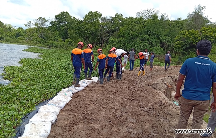 යුද්ධ හමුදා සාමාජිකයන් උස්ගල සියඹලංගමුව වැව් බැම්ම ශක්තිමත් කරයි