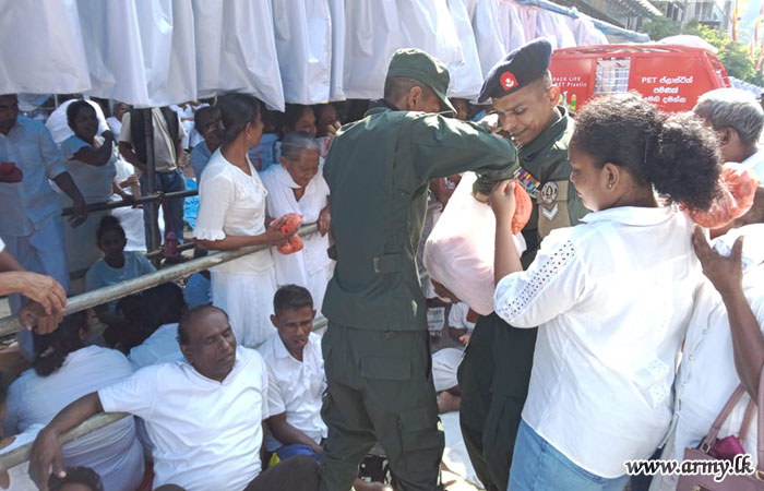 Army Troops Facilitate Pilgrims During Exposition of Sacred Tooth Reli