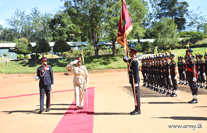 ධූරයෙන් නික්ම යන ආරක්‍ෂක සේනා ආඥාපති - මධ්‍ය වෙත ගෞරවාචාරය