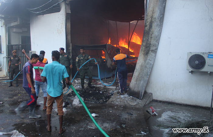 ඇඹිලිපිටිය ඇඟලුම් කම්හලක ඇති වූ ගින්න නිවා දැමීමට යුද්ධ හමුදා භටපිරිස්