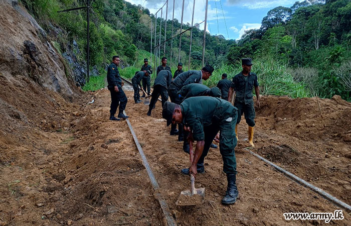 Troops of 2 SLRC Assist in Clearing Railway Track Between Badulla and Haliela