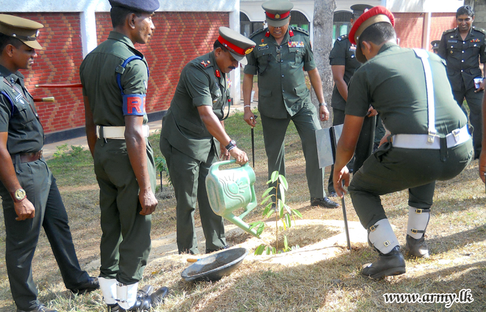 New 14 Div GOC Visits 141 Brigade at Veyangoda