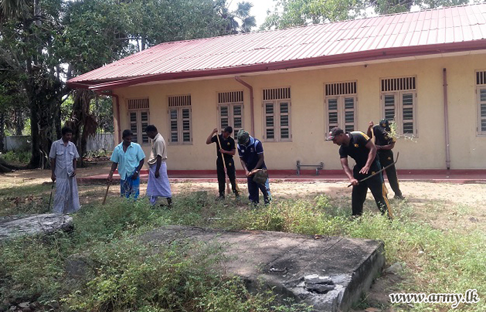 1 SLSR Troops Clean Hospital Premises 