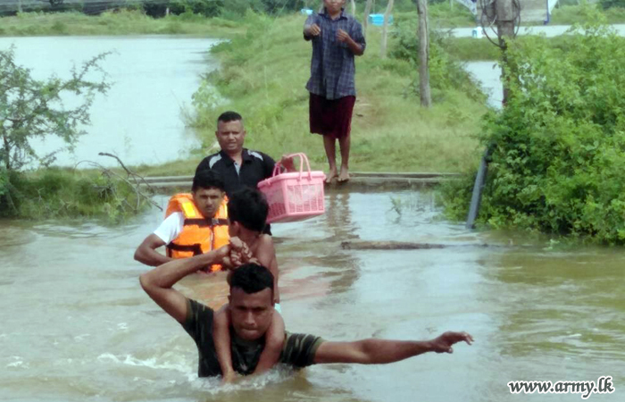 வனாத்தவில்லுவ பிரதேசத்தில் வெள்ளத்தால் பாதிக்கப்பட்ட மக்கள் படையிரால் மீட்பு