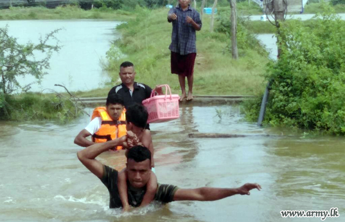 වනාතවිල්ලුව ප්‍රදේශයේ ගංවතුරෙන් පීඩාවට පත්වූවන් මුදාගනී