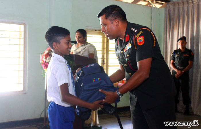 படையினரினால் மாணவர்களுக்கு பாடசாலை உபகரணங்கள் வழங்கி வைப்பு