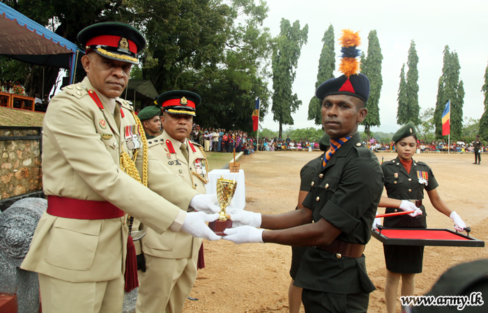 මින්නේරිය පාබල පුහුණු මධ්‍යස්ථානයේදී නව ආධුනික සෙබළුන් 138 දෙනෙකු විසිර යයි