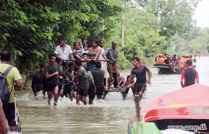 භට පිරිස් ගංවතුරෙන් විපතට පත් වුවන් වෙනුවෙන් තවදුරටත් සහන මෙහෙයුම් වල