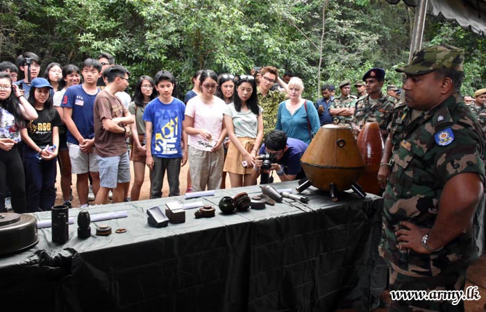 Singaporean Students Impressed with Army De-mining Work