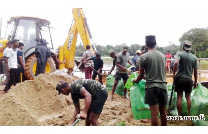 நில்வலா ஆற்றின் குளக்கட்டில் பிளவுபட்டிருக்கும் பகுதிகளை திருத்தும் பணிகளில் இராணுவத்தினர் ஈடுபாடு