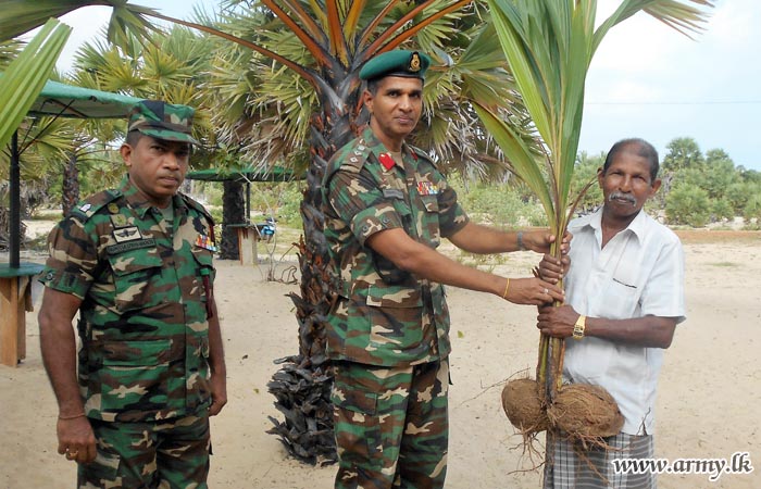 இராணுவத்தினரால் மரக்கன்றுகள் விநியோகம்