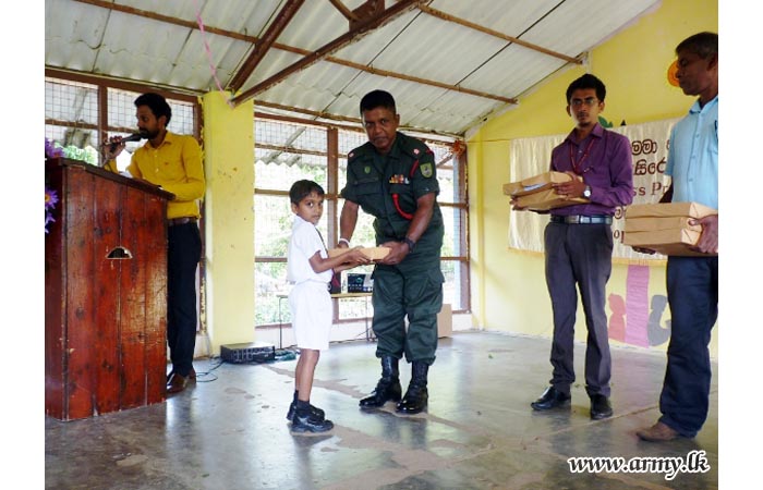இராணுவத்தினரால்  வரிய குடும்பத்தில் வாழும் பாடசாலை மாணவர்களுக்கு பாடசாலை உபகரணங்கள்