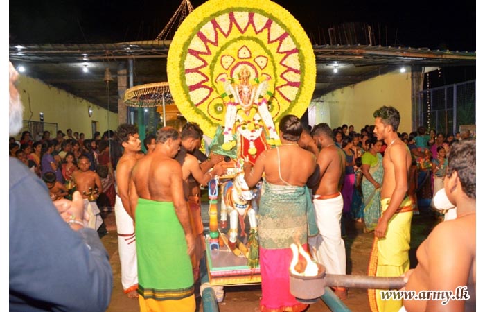 துர்கை அம்மன் கோவில் பூஜையை முன்னிட்டு இராணுவத்தினர் சிரமதான பணிகளில்