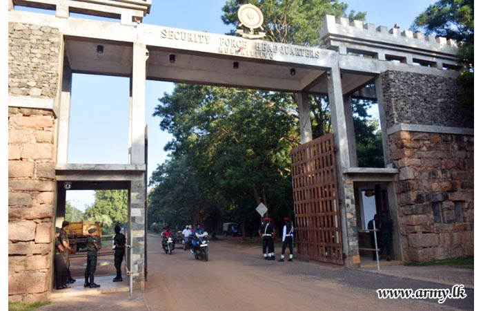 Mullaittivu Troops Open Public Road Across Their Headquarters