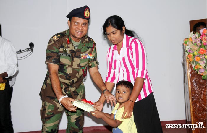 Kilinochchi Troops Get School Accessories for Kids as New Year Incentives
