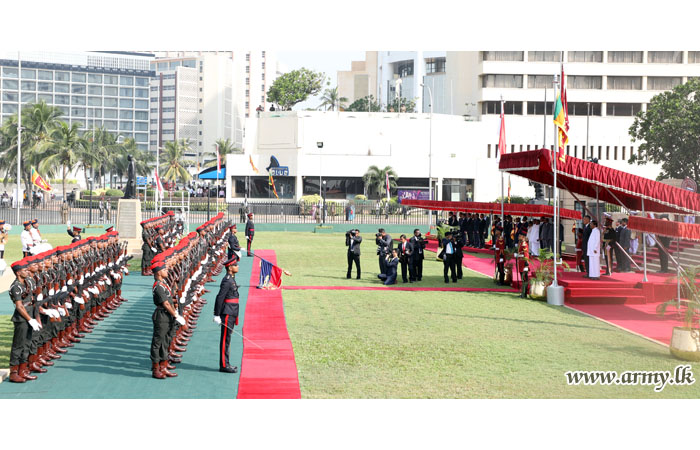 Sri Lanka Artillery Troops Accord Guard of Honour to Visiting Prime Minister of Singapore