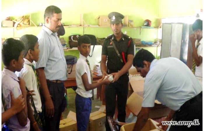 20 ஆவது இராணுவ  காலாட் படையினரால் பாடசாலை  மாணவர்களுக்கு உணவு வழங்கும் நிகழ்வு