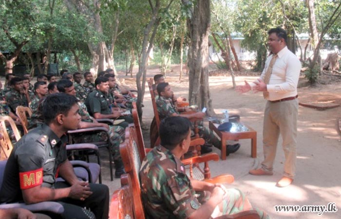 Officers in Mullaittivu Divisions Listen to Lectures