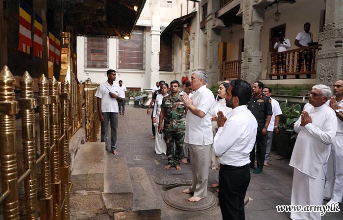 සංචාරක ඉන්දීය යුද්ධ හමුදා මාණ්ඩලික ප්‍රධානී ශ්‍රී දළදා මාළිගාව වැඳපුදා ගනී