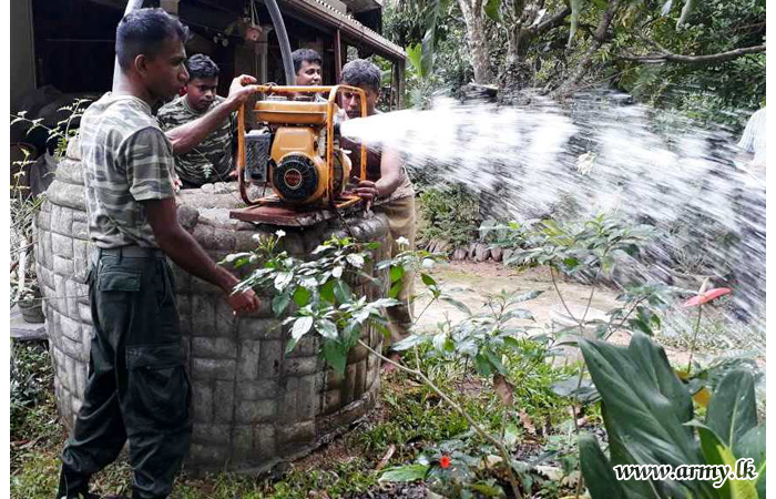 බටහිර ආරක්‍ෂක සේනා මුලස්ථාන භට පිරිස් ගංවතුර ආපදා තත්වයෙන් පසු තවදුරටත් එම ප්‍රදේශයන් පිරිසිදු කිරීමේ කටයුතු වල නියැලේ 