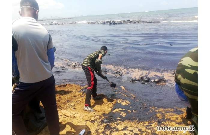 Army Troops Busy Clearing Oil Patches in Muthurajawela Seas