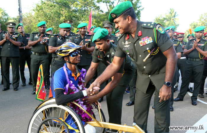 சக்கரநாற்காலி படைவீரருக்கு தமது படைத் தலைமையகத்தில் அமோக வரவேற்பு