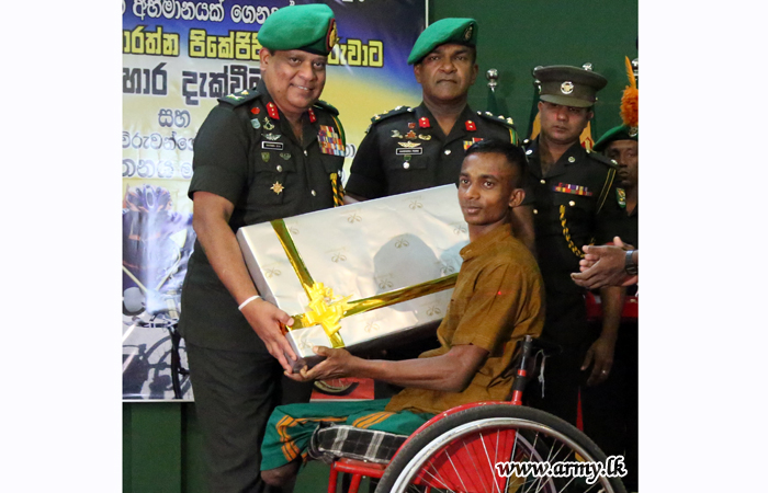 சாதனை புரிந்த  கோப்ரல் கருணாரத்னவிற்கு  காசோலை பரிசு