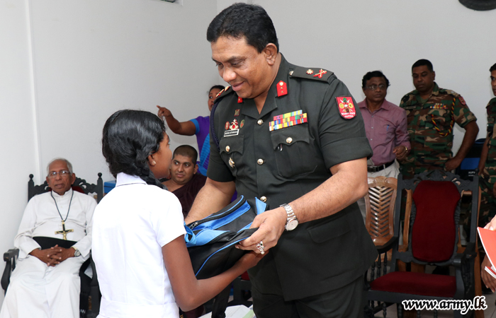 யாழ் பாதுகாப்பு படைத் தலைமையகத்தின் ஏற்பாட்டில் புலமைப் பரிசுகள் வழங்கி வைப்பு