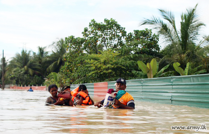 යුද්ධ හමුදා සාමාජිකයින් කිලිනොච්චි සහ මුලතිව් දිස්ත්‍රික්කයන්හි ගංවතුරෙන් අවතැන්වූ දමිළ සිවිල් වැසියන් සියගණනක් මුදාගනි