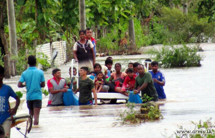 යුද්ධ හමුදා සාමාජිකයින් හදිසි ගංවතුර තත්ත්වයෙන් විපතට පත් මූලතිව් ප්‍රදේශයේ සිවිල් වැසියන්ට සහන සලසයි