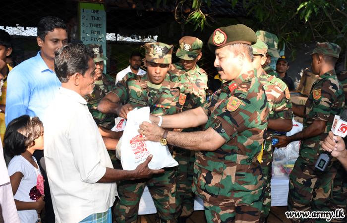 ‘මනුසත් දෙරණ’ ව්‍යාපෘතිය සමඟ එක්ව යුද්ධ හමුදාව කිලිනොච්චි ප්‍රදේශයේ ගංවතුරෙන් විපතට පත්වූවන්ට සහනාධාර බෙදාදෙයි