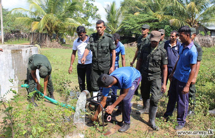 කිලිනොච්චි ප්‍රදේශයේ ගංවතුරින් පසු ළිං පිරිසිදු කරමින් පානීය ජල අවශ්‍යතාව සපුරාලීමට යුද්ධ හමුදා භට පිරිස්හි සහය