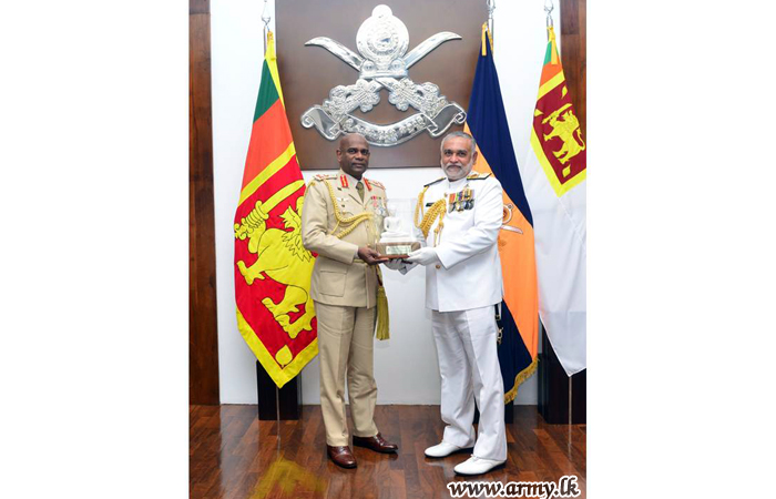 Outgoing Commander of the Navy Meets Army Commander