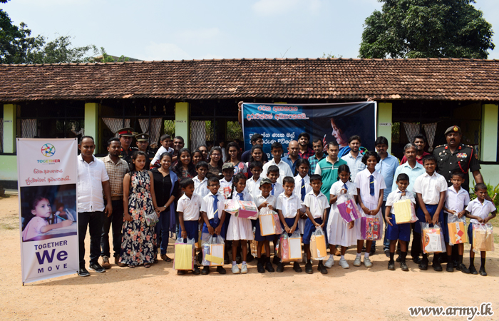 58 ஆவது படைப் பிரிவின் ஒத்துழைப்புடன் பாடசாலை உபகரணங்கள் மாணவர்களுக்கு கையளிப்பு