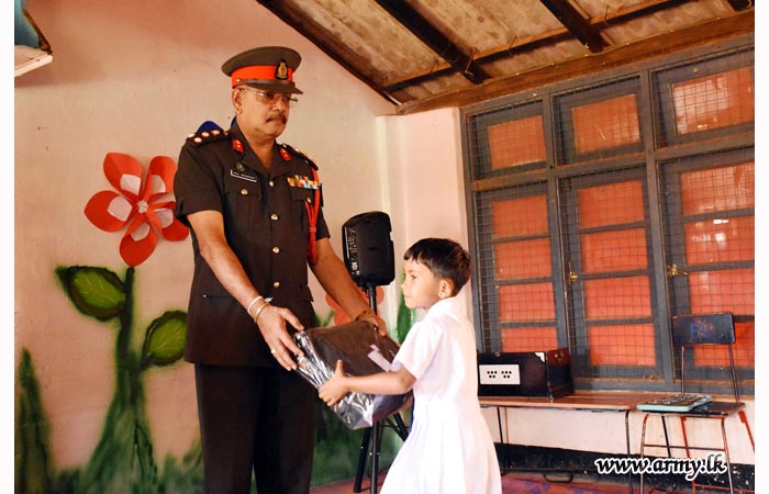 மத்திய பாதுகாப்பு படையினரால்  மாணவர்களுக்கு பாடசாலை உபகரணங்கள் அன்பளிப்பு