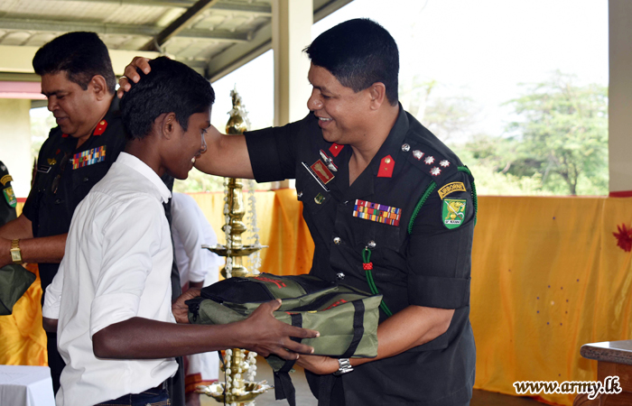 மன்னார் பிரதேசத்தில் இராணுவத்தினரது உதவியுடன் பாடசாலை உபகரணங்கள் விநியோகம்