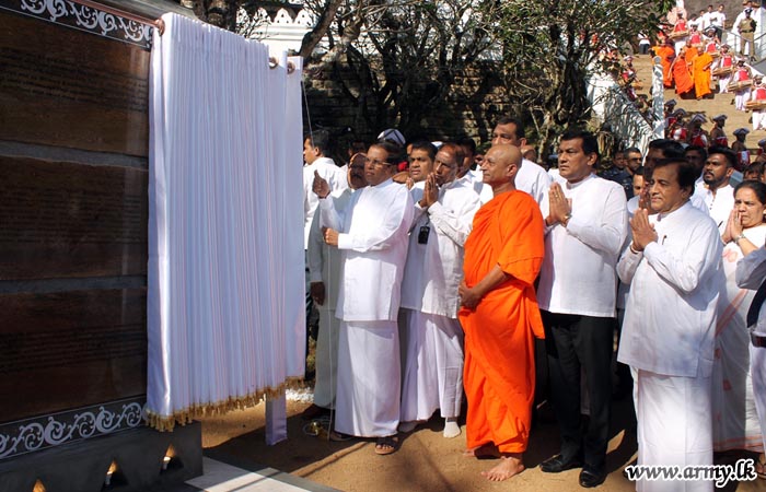 අළුවිහාර පුජා භුමියේදි පැවැති රාජ්‍ය උත්සවය සඳහා යුද්ධ හමුදා සාමාජිකයින් ගේ සහය