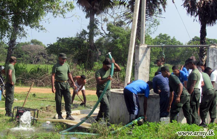 කිළිනොච්චිය හා මුලතිව් භට පිරිස් එක්ව ජල ගැලිමෙන් හානියට පත් පානීය ජල ළිං පිරිසිදු කරයි