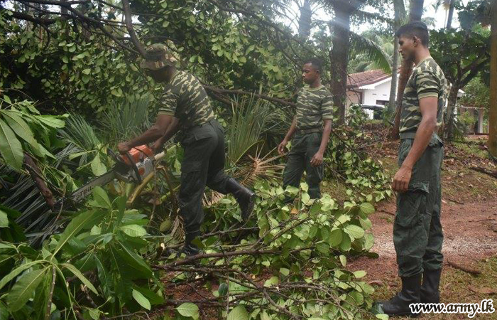 ගම්පහ දිස්ත්‍රික්කයේ හදිසියේ ඇතිවූ සුළි කුණාටු තත්ත්වයෙන් පීඩාවට පත්වූවන්ට යුද්ධ හමුදා සාමාජිකයින්ගේ සහය