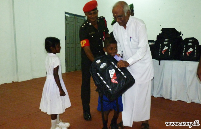 இராணுவத்தினரால் பாடசாலை மாணவர்களுக்கு உதவிகள்