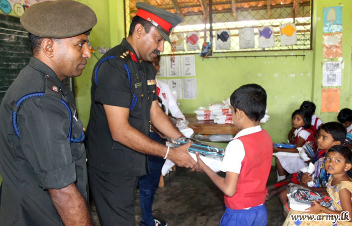 கிளிநொச்சி படையினரால் பாடசாலை மாணவர்களுக்கு உதவிகள்