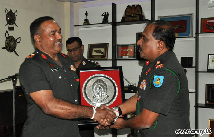 Newly-promoted Major General Chula Abeynayake Welcomed by His Mother Regiment