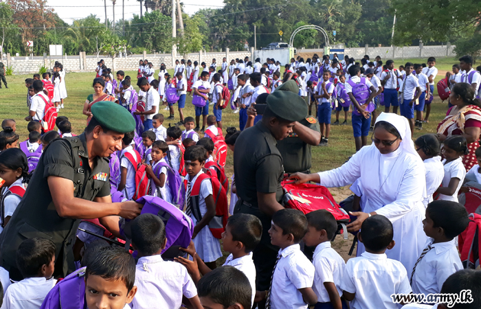 கிளிநொச்சி மாவட்டத்திலுள்ள மாணவர்கள் மற்றும் குடும்பத்தினருக்கு இராணுவத்தினரது ஒத்துழைப்புடன் உதவிகள்