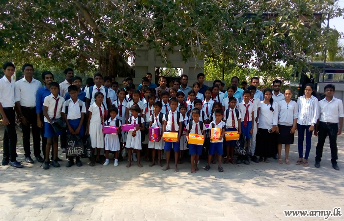 Jaffna University Students Help Pooneryn Students 