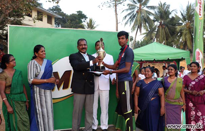 SF Commander West Distributes Awards in Sports Meet