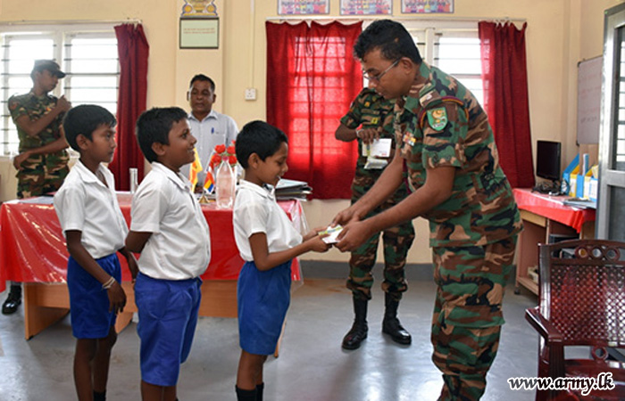 வன்னி பாதுகாப்பு படைத் தலைமையக தளபதியவர்களால் 300பாடசாலை மாணவர்களுக்கான காலணிகள் வழங்கள்