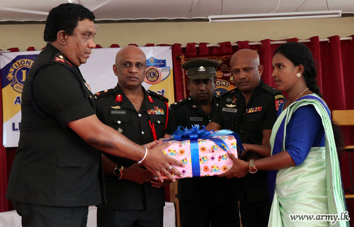 யாழ் நாகர்கோவில் வித்தியாலயத்தில் 55ஆவது படையினரால் பாடசாலை உபகரணங்கள் பகிர்ந்தளிப்பு 