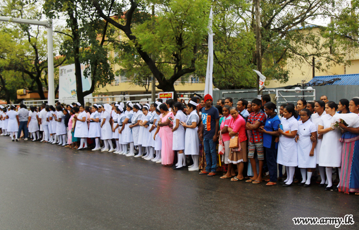 Patriotic Sri Lankans in Hundreds Throng Streets to Salute UN War Heroes